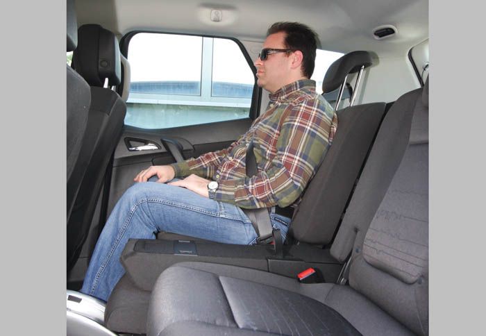 Για τους πίσω φιλοξενούμενους υπάρχει αρκετό ωφέλιμο ύψος και αέρας για τα πόδια.